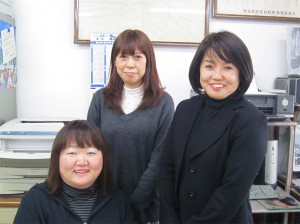 （右から）金子理恵子 社長、営業担当の加藤ひろ美さんと加藤明江さん