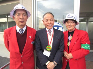 佐久間正二　副理事長（中央）と観光ガイドの櫛下町隆介さん（左）、柴田三枝さん（右）